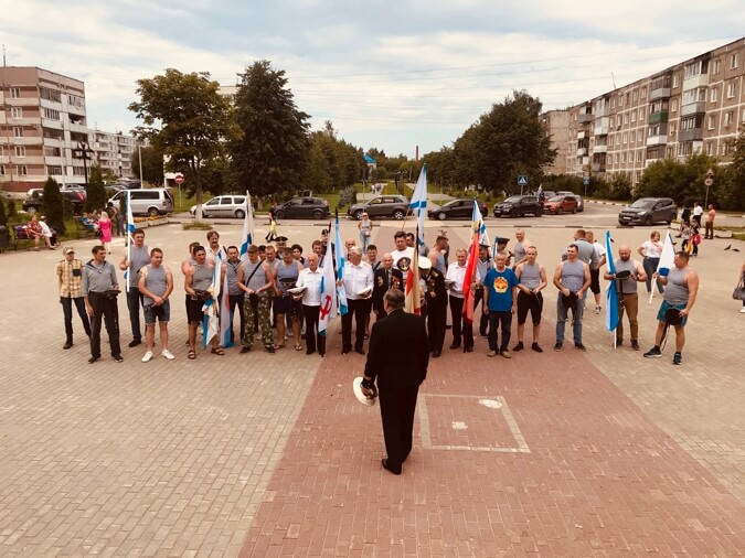 После митинга моряки помянули павших товарищей минутой молчания