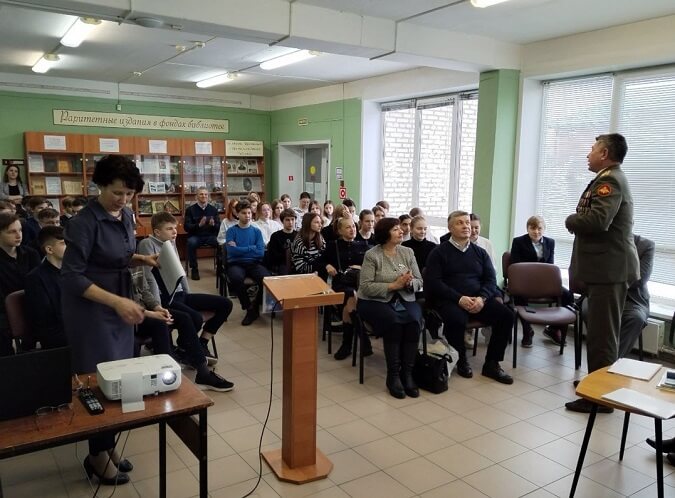 На встрече в центральной библиотеке Павловского Посада в день полного освобождения Ленинграда от фашистов выступает почётный ветеран ВС РФ Павлов В.С.