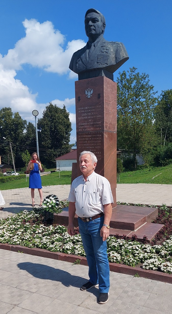 Выступает Жаров Н.А. на митинге у бюста дважды Героя СССР космонавта Быковского
