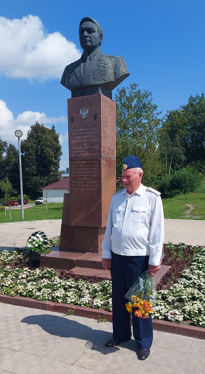 Выступил летчик-истребитель подполковник П.Шелепов-020823