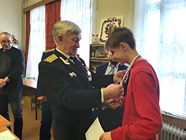 Ветеран ВС Авраменко награждает победителей Технической Олимпиады в Павловском Посаде