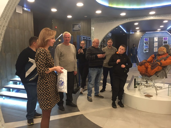 Наталья Быковская награждает Сашу Михайлина за 3 место в областных соревнованиях по ракетному моделированию