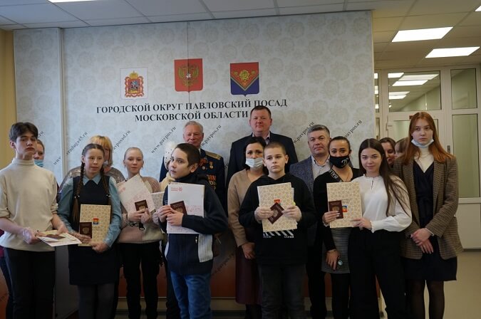 Первые паспорта молодёже вручают ветераны ВС РФ