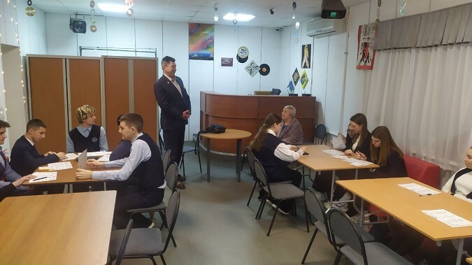 Перед лицеистами выступает полковник Павлов В.С. – почетный ветеран ВС РФ