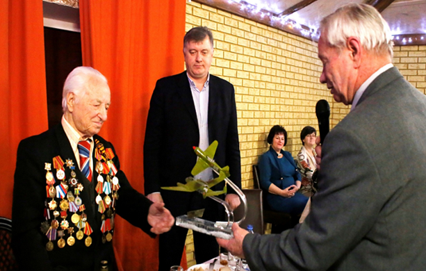 На этих самолётах С.Г.Щедринский воевал - модели юбиляру на 95-летии вручает автор Шелемов П.М.