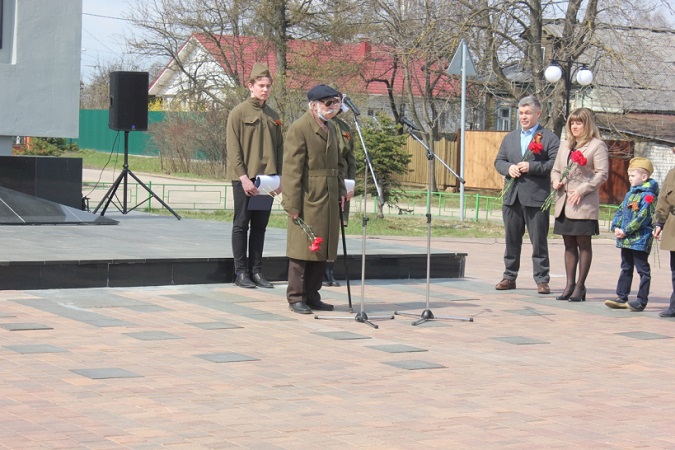 Подполковник-танкист ветеран ВС Дрождин В.М. открывает митинг посвященный акции Георгиевская ленточка-220421