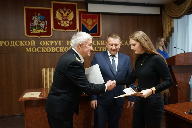 Ветеран ВС РФ Авраменко В.И. вручает первый паспорт гражданина РФ юной жительнице Павловского Посада