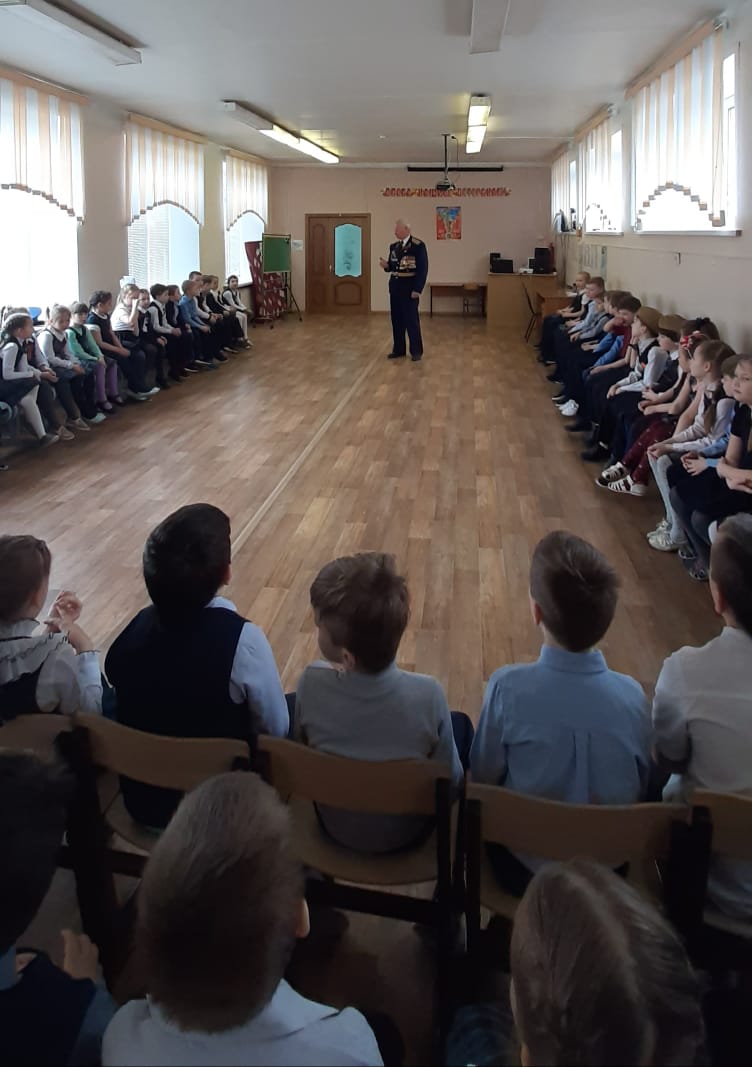 Подполковник запаса Шелепов П.М.–  член комитета ветеранов ВС  на уроке мужества в школе 5 г. Павловского Посада