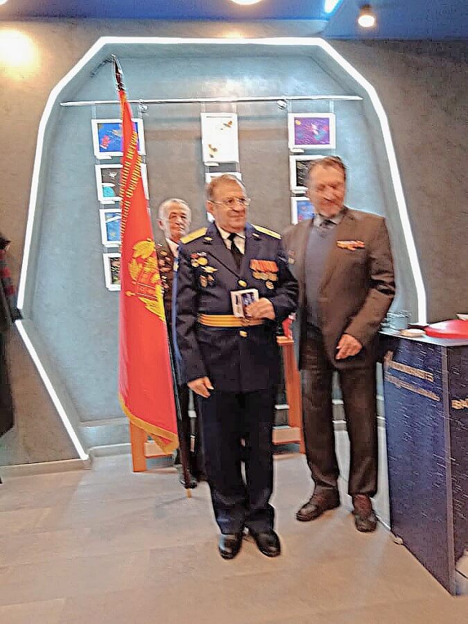 Председатель комитета МОРО Рабеев В.Ф. вручает ветерану ВС Любину А.П._медаль 60 лет первому полету человека в космос в музее космонавта В.Быковского, Павловский Посад 08.04.2021