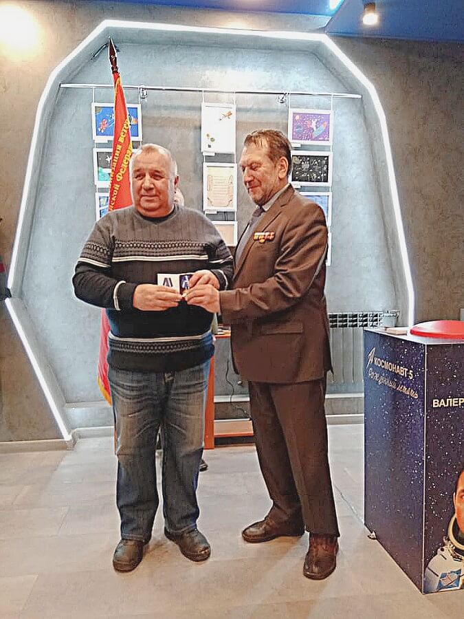 Председатель комитета МОРО РабеевВ.Ф. вручил ветерану ВС ст.прапорщику Немченко А.М. медаль 60 лет первому полету человека в космос в музее космонавта В.Быковского, Павловский Посад 08.04.2021