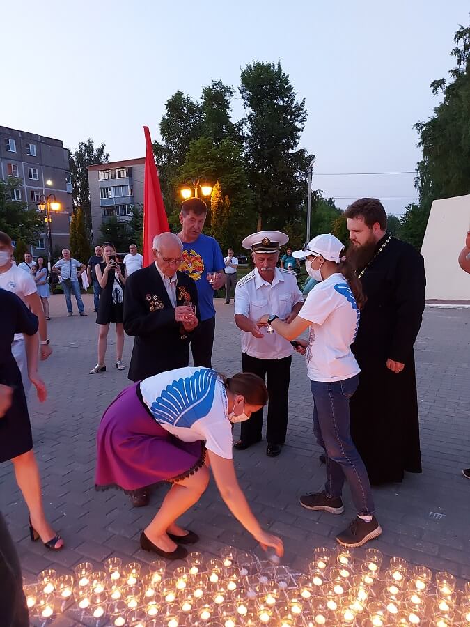 Волонтеры и ветераны ВС и Великой Отечественной войны заканчивают выкладывать портрет Героя из свечей памяти