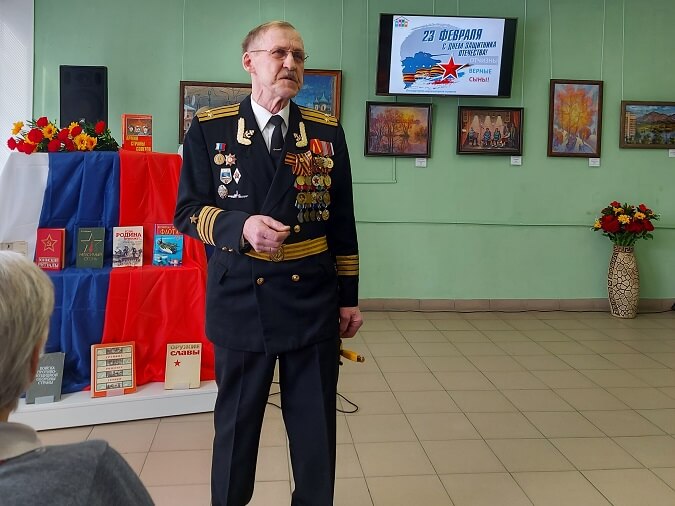 Ветеран ВС РФ Петр Бардыгин читает стихи Константина Симонова на встрече в честь Дня защитника Отчества в ЦГБ Павловского Посада 18.02.2023 г.