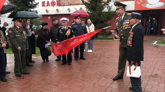 Приятный сюрприз приподнесли ветераны ВС в День Победы фронтовику Андрееву НИ – свежеиспеченный хлеб