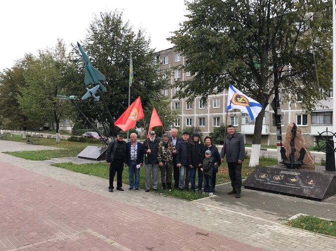 После традиционного автопробега ветераны прибыли к монунентам военным летчикам и морякам