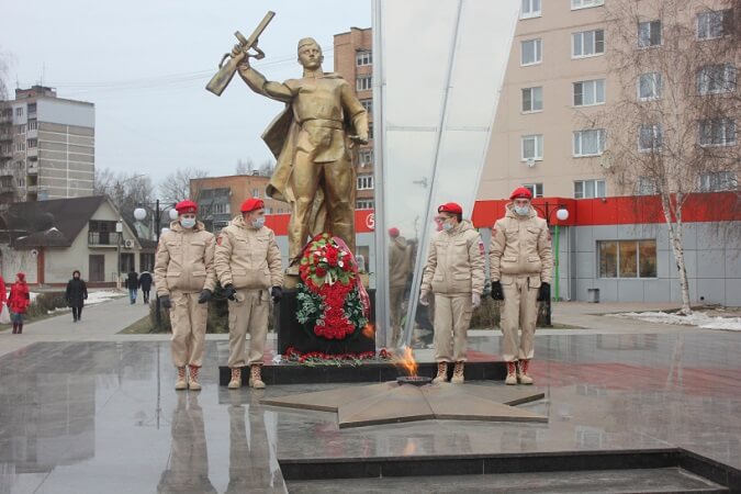 Возложение у монумента Солдату-освободителю: Юнармейцы на вахте памяти