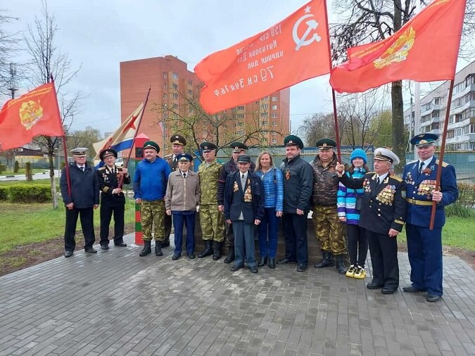 У обелиска пограничникам погибшим в годы Второй мировой войны и в послевоенное время