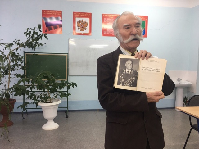 Ветеран ВС Павловского Посада Дрождин на уроке мужества в местной школе Урок мужества проводит ветеран ВС Дрожднин В.М.