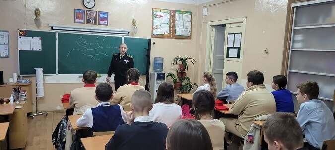 Урок мужества по теме Прорыв блокады Ленинграда в СОШ-11 Павловского Посада проводит капитан 2 ранга Петр Бардыгин