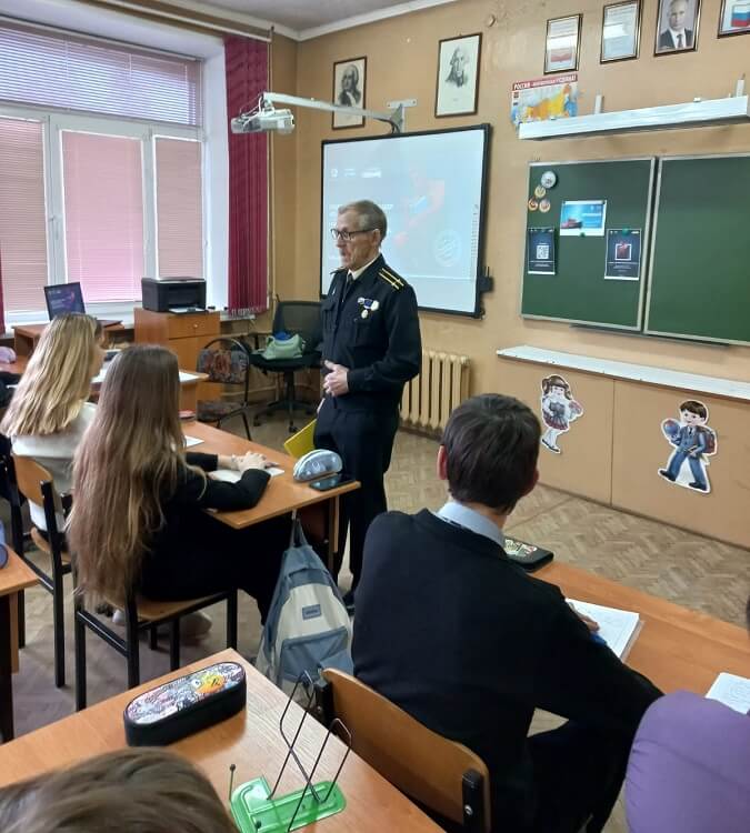 Капитан 2ранга Петр Бардыгин проводит урок с учениками школы 11 Павловского Посада