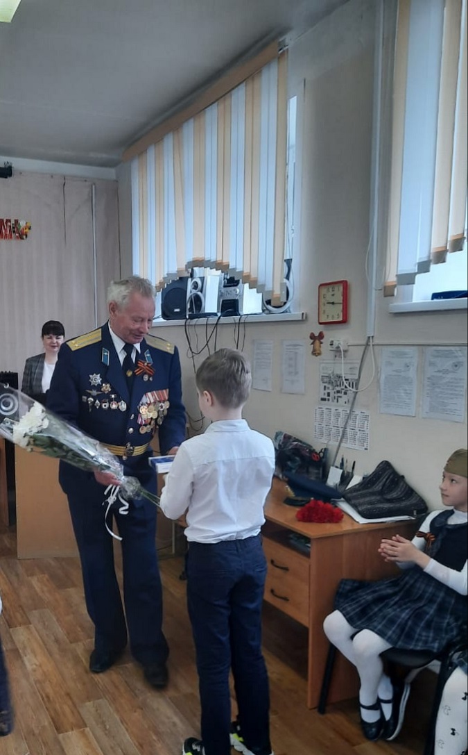 Учащиеся школы 5 Павловского Посада поблагодарили ветерана ВС подполковника Шелепова за интересный рассказ о Великой Отечественной войне 1941-1945 годов