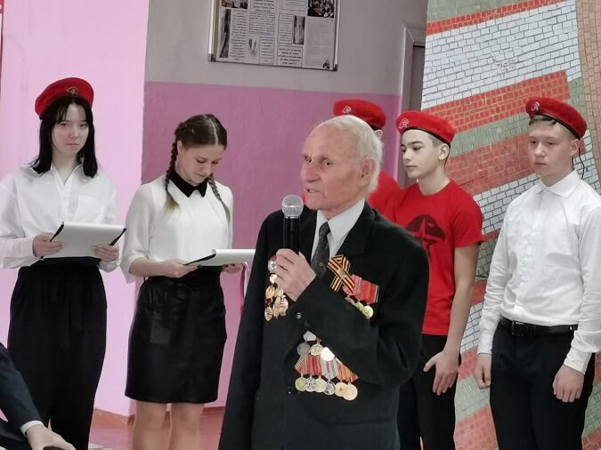 Фронтовик Андреев Н.И. рассказывает ребятам об той  войне и говорит слова напутствия