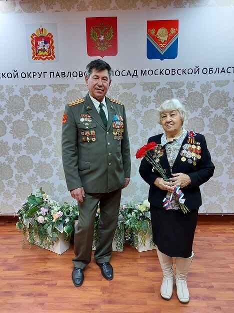 Цветы жителю блокадного Ленинграда и слова благодарности за её подвиг от почетного ветерана Вооруженных сил РФ Павлова В.С.