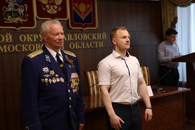 Член комитета ветеранов ВС Шелепов П.М. и Шевелин В.П. на вручении паспортов 090622