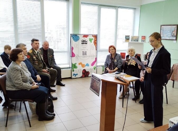 Ученица СОШ читает стихи о блокаде Ленинграда