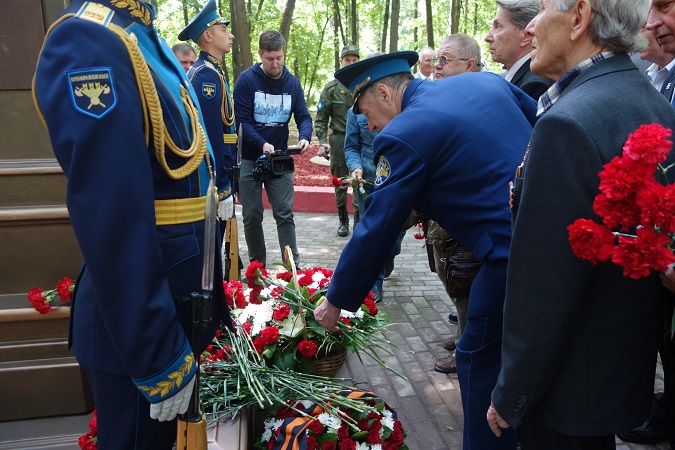Цветы к бюсту от ветеранов ВС РФ Цветы к бюсту А.В. Совгиренко возлагает Ю.П. Ресницкий