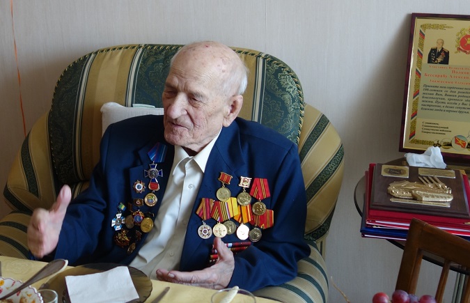 Участник Берлинской операции ВОВ Бесараб А.Н. в свой 100 летний юбилей В день своего 100 летнего юбилея полковник в отставке Бессараб А.Н. принимает поздравления от делегации МОРО ОООВ ВС РФ