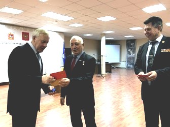 Герой России Рень В.А. вручает медаль 100летРККАиФ Сапатову АН