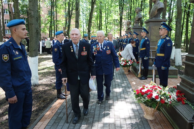 Ветераны на аллее славы