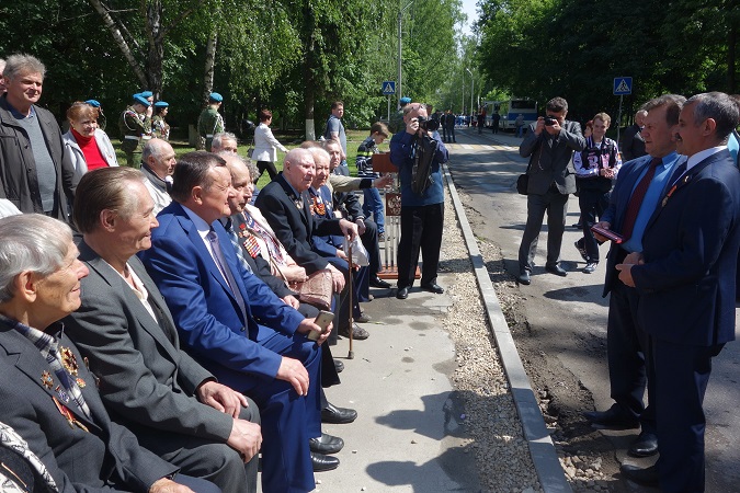 В.Ф. Рабеев вручил орденский знак В.Н. Шапкину Вручение орденского знака В.Н. Шапкину