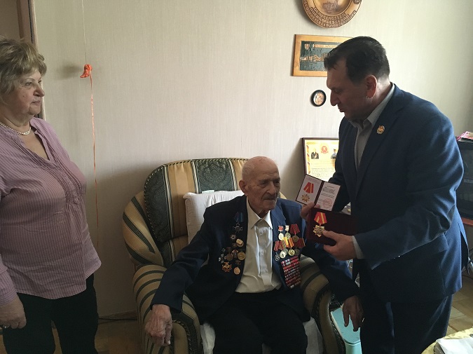 На 100-летнем юбилее у Бессараба АН ветераны ВС МОРО Ветераны ВС МОРО поздравляют Бессараба А.Н. в 100 летием